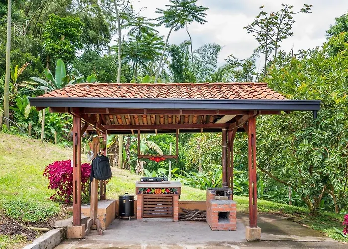 Agradable Cabana Cafetera Con Jacuzzi A 12 Min Del Centro De Pereira