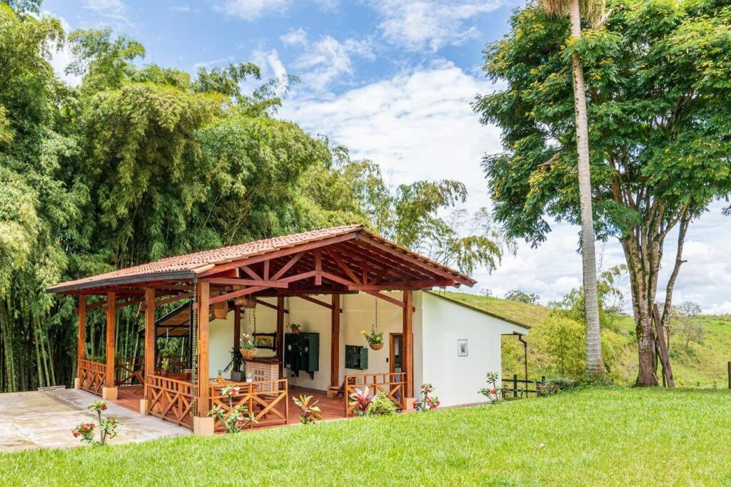 Agradable Cafetera Con Jacuzzi A 12 Min Del Centro De Pereira
